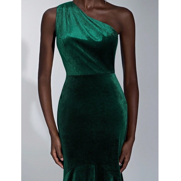 One Shoulder Green Velvet Mermaid Maxi Dress - Picture 10 of 14